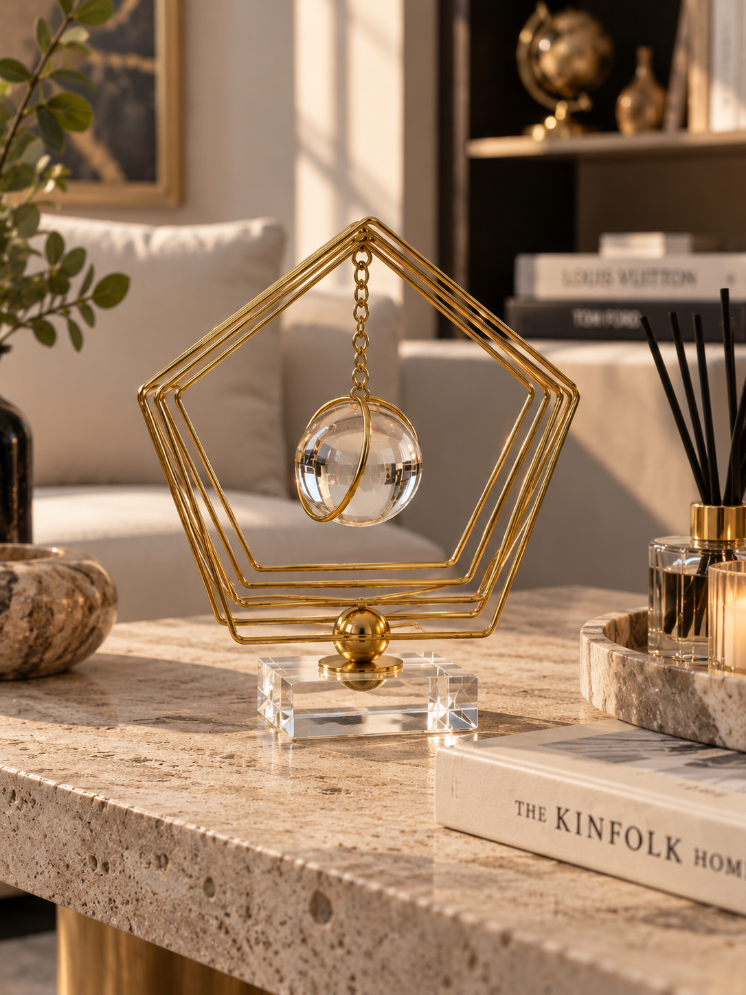 Gold Beşgen Çerçeveli Kristal Küre Dekoratif Masa Objesi