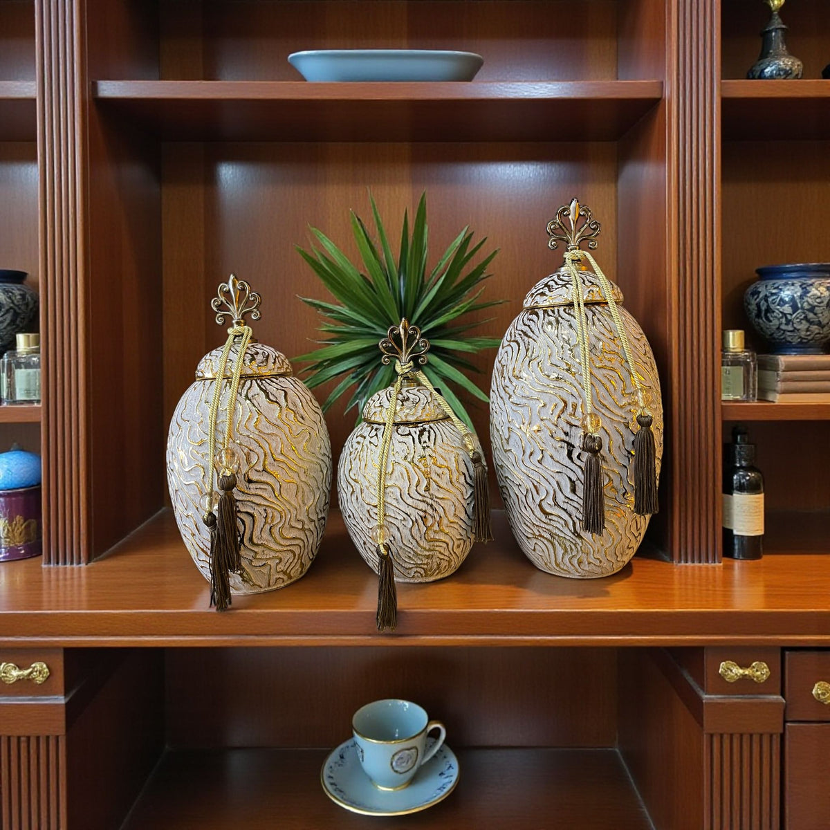 Imperial Grace Gold Dekoratif Küp Seti – Üçlü Klasik Salon Konsol Üstü Lüks Obje Takımı