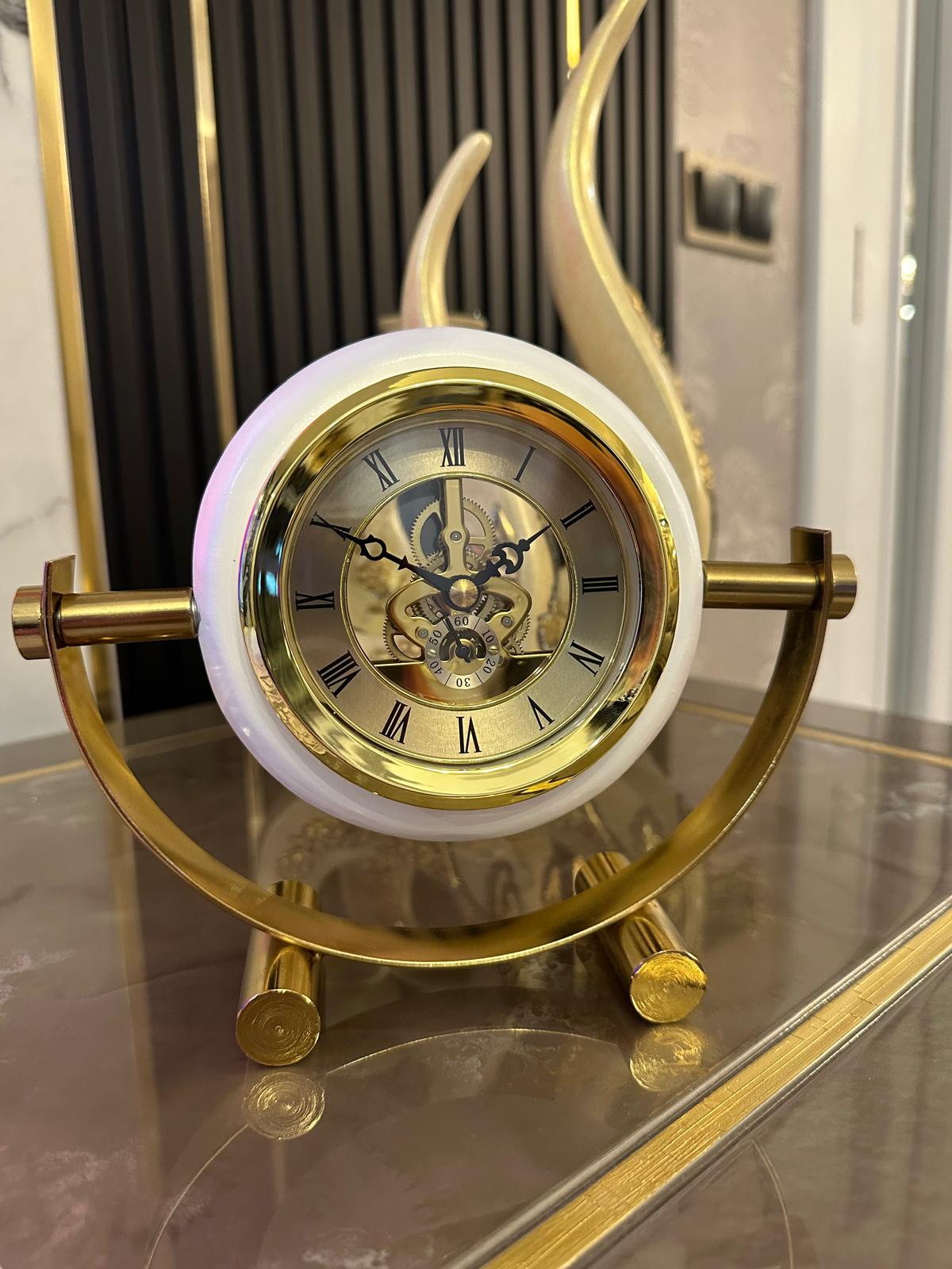 Lüks Gold Beyaz Çerçeveli Dekoratif Masa Saati – İskelet Mekanizmalı Klasik Tasarım& Sleep Nova