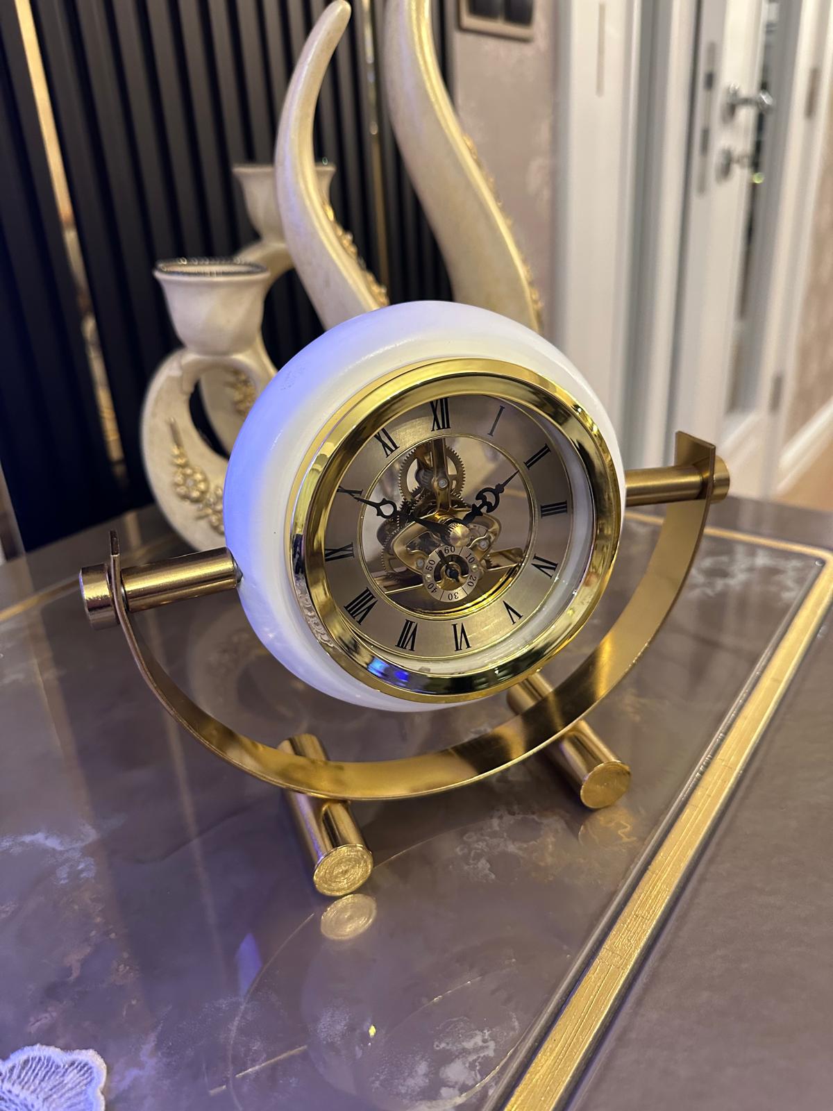 Lüks Gold Beyaz Çerçeveli Dekoratif Masa Saati – İskelet Mekanizmalı Klasik Tasarım& Sleep Nova