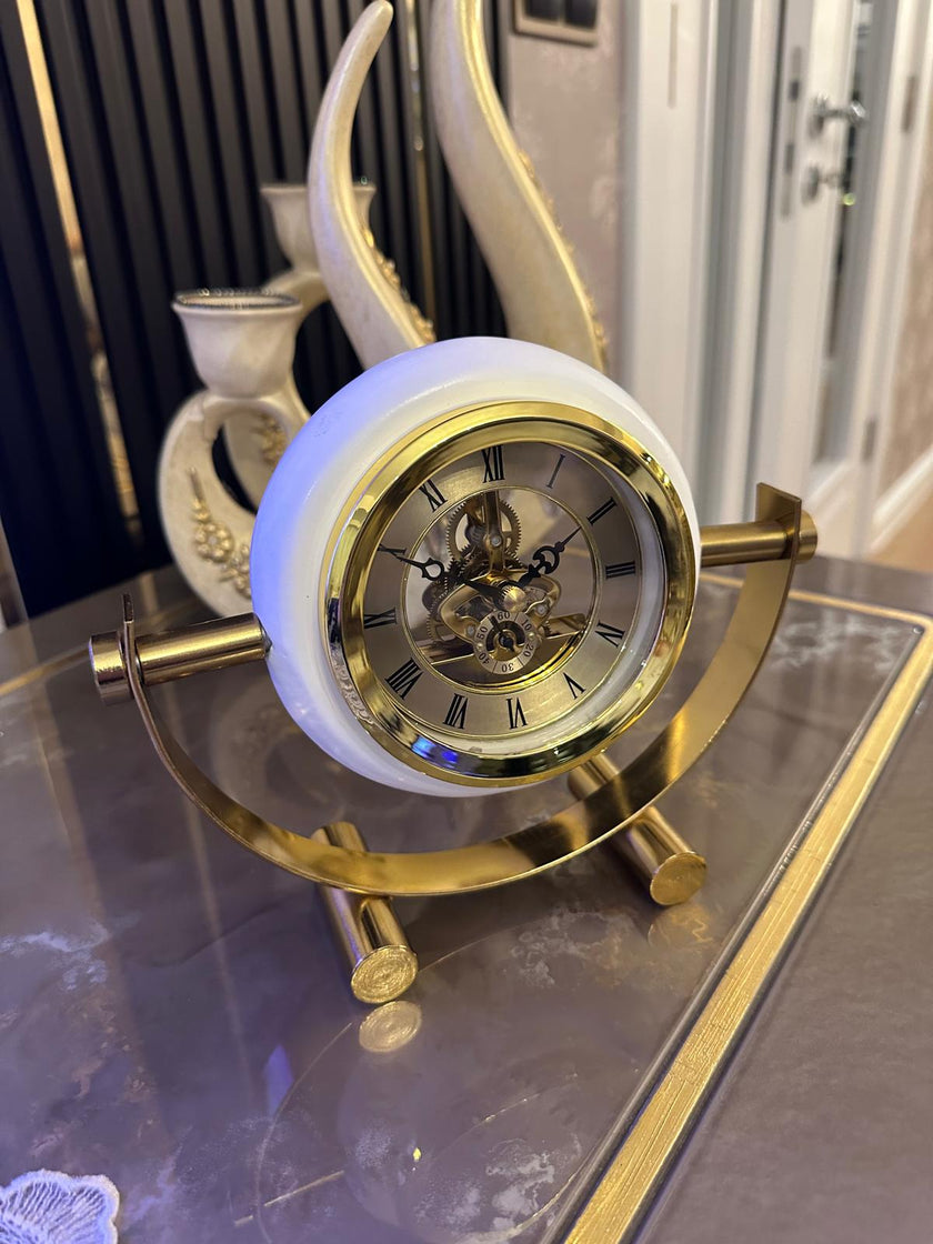 Lüks Gold Beyaz Çerçeveli Dekoratif Masa Saati – İskelet Mekanizmalı Klasik Tasarım& Sleep Nova